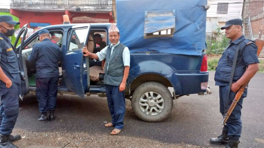 प्रचण्डलाई जुत्ता हान्छु भनेर सामाजिक सञ्जालमा लेख्ने माओवादी त्यागेका ५२ वर्षिय पत्रकार पक्राउ