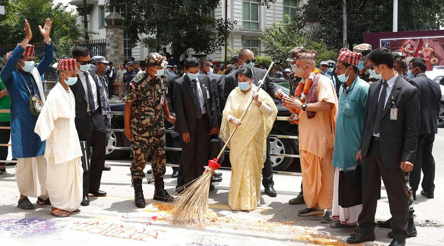 राष्ट्रपति विद्यादेवीले लगाइन झाडु !